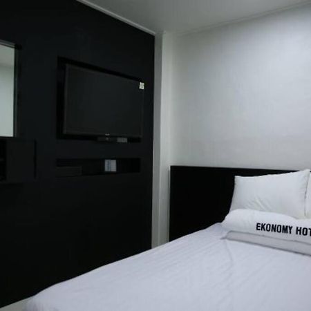 Ekonomy Hotel Гуми Экстерьер фото