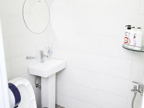 Ekonomy Hotel Гуми Экстерьер фото